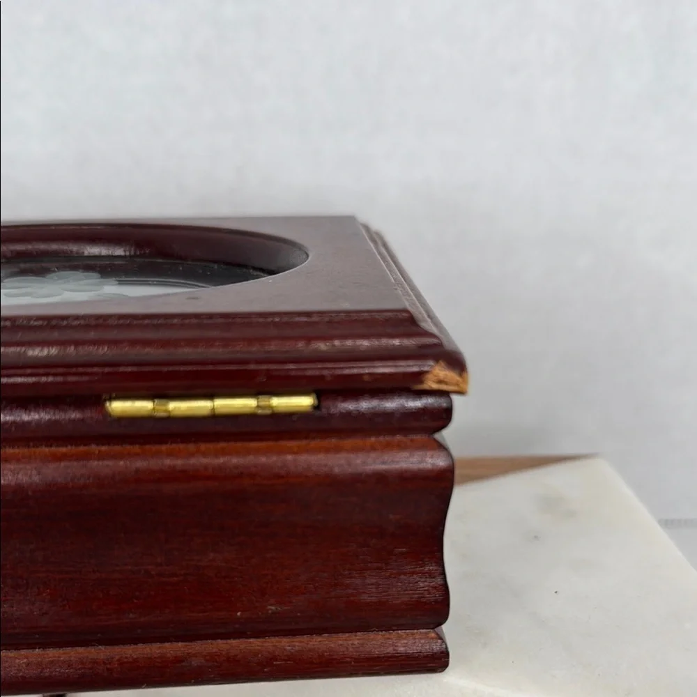 Vintage Estate Small Wooden Jewelry Box With Etched Flower Design On Oval Glass